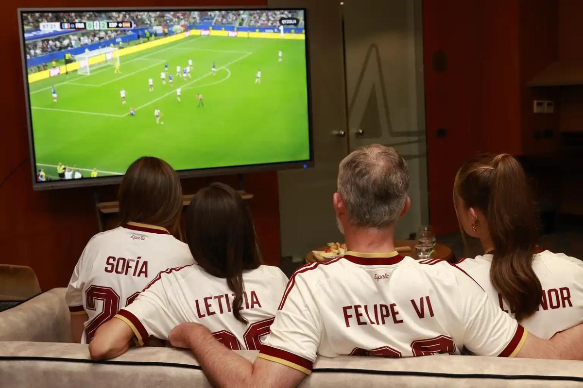 Otra de las fotografías de la noche del martes facilitada por la Zarzuela en la que se ve a los cuatro viendo el partido en un hotel del centro de Barcelona.