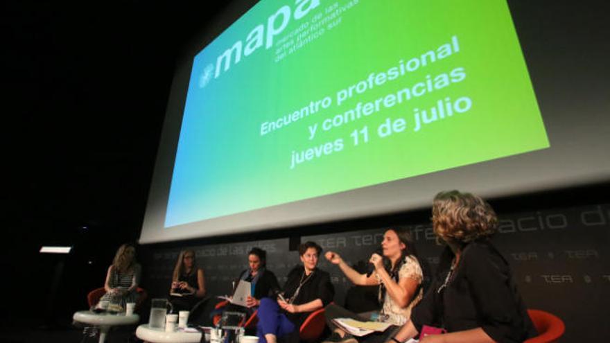 Las participantes en el encuentro en TEA sobre mujeres en las artes performativas iberoamericanas.