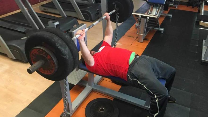 El atleta, durante uno de sus entrenamientos de press de banca.