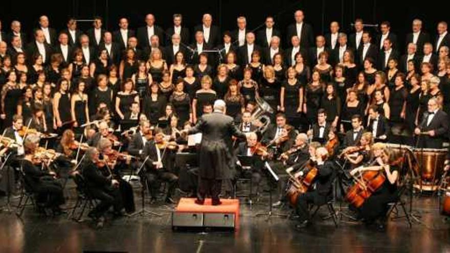 La Coral Casablanca y la orquesta durante el concierto de Navidad que llenó el patio de butacas del auditorio Mar de Vigo.  //Jesús de Arcos