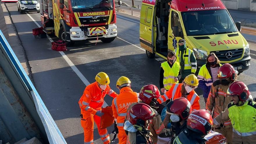 Un camionero permanece atrapado cuatro horas tras sufrir un grave accidente en Sant Joan de Moró