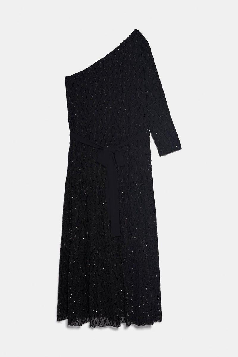 Vestido en color negro de Zara. (Precio: 79,95 euros)