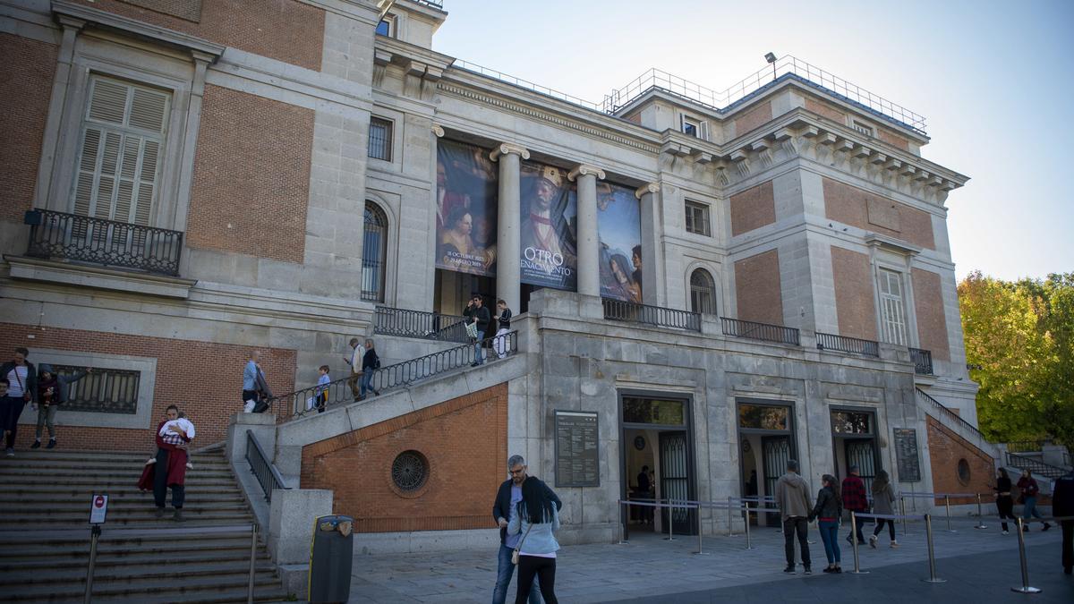 Varias personas a la entrada del Museo del Prado