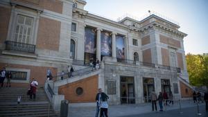 Archivo - Varias personas a la entrada del Museo del Prado