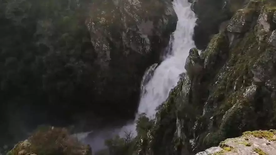 Así baja el agua en la Fervenza do Toxa, en Pazos