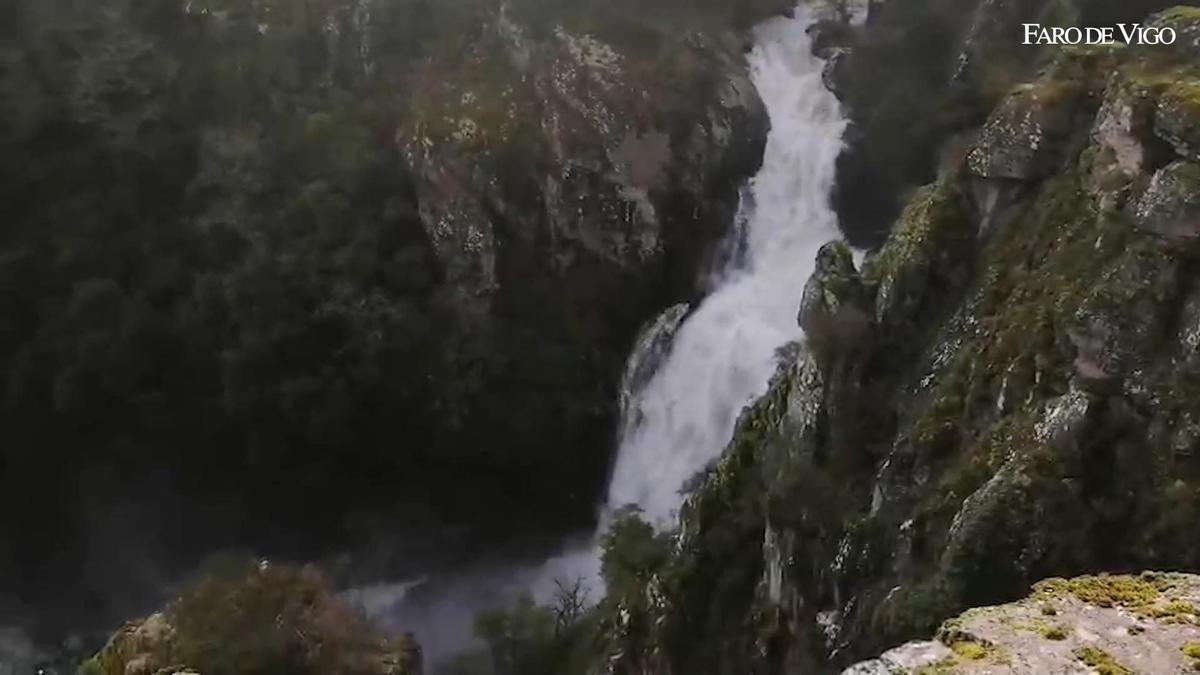 Así baja el agua en la Fervenza do Toxa, en Pazos