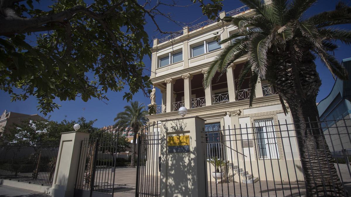 La Casa Museo de Blasco Ibáñez está ubicada en la playa de la Malva-rosa.