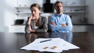 Una imagen de una pareja que decide iniciar los trámites de divorcio.