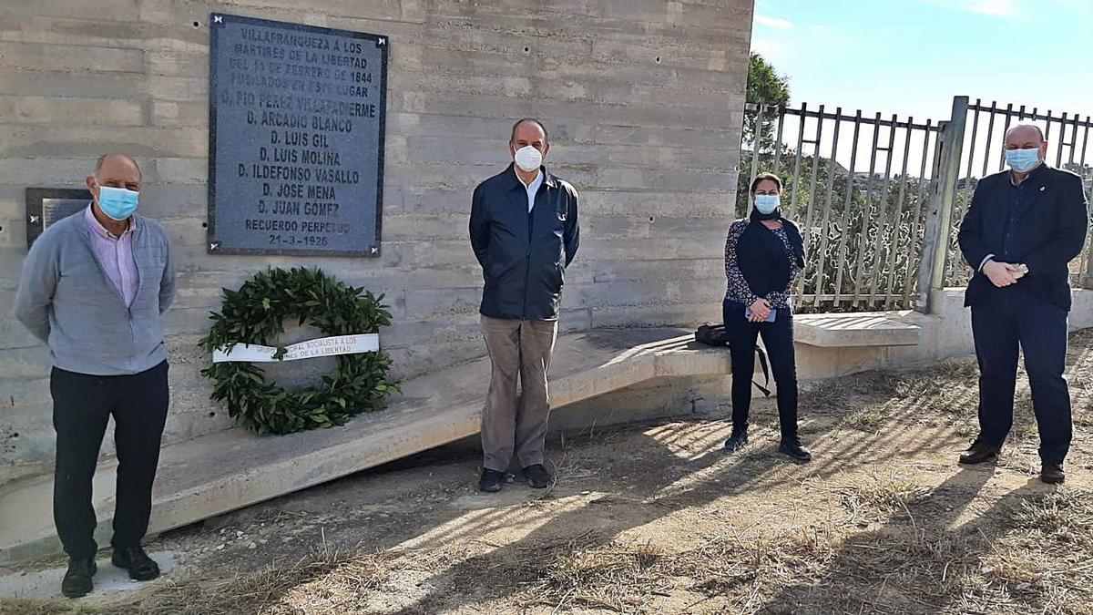 Ediles socialistas que homenajearon ayer a los Mártires de la Libertad en El Palamó. | INFORMACIÓN