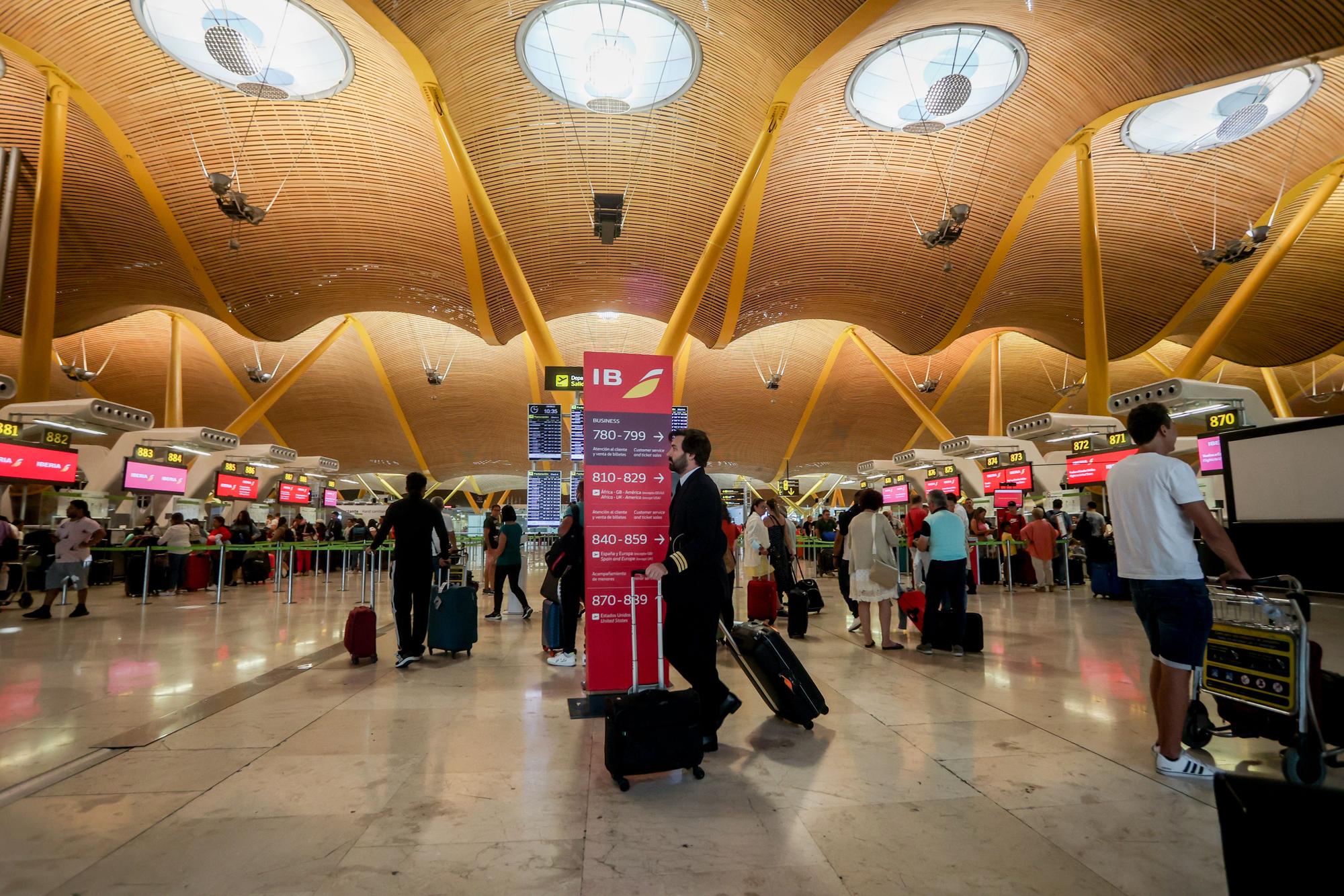 28 AGOSTO 2022;AVIACIÓN;TRANSPORTE AÉREO;VIAJE;VIAJES;AEROPUERTO;T4;TERMINAL 4;CHECK IN;CHECK-IN;MALETAS;VIAJEROS;RECURSOS;FACTURACIÓN;SALIDAS;UNIFORME;TRIPULACIÓN;PILOTO;