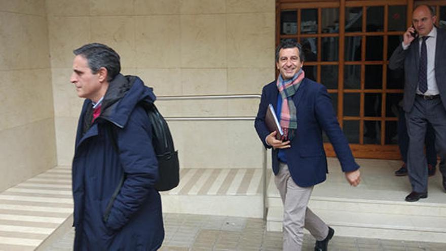 José Vicente Marí Bosó, Biel Company y Vicent Marí, ayer, a su salida de la sede del PP de Ibiza.