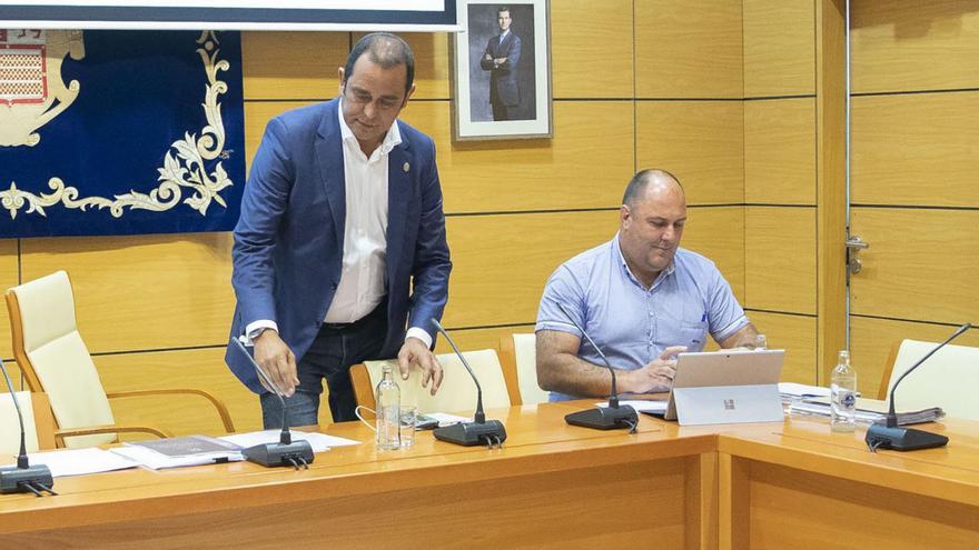 Blas Acosta junto a Sergio Lloret en un pleno del Cabildo de Fuerteventura, en una imagen de archivo. | | LP/DLP