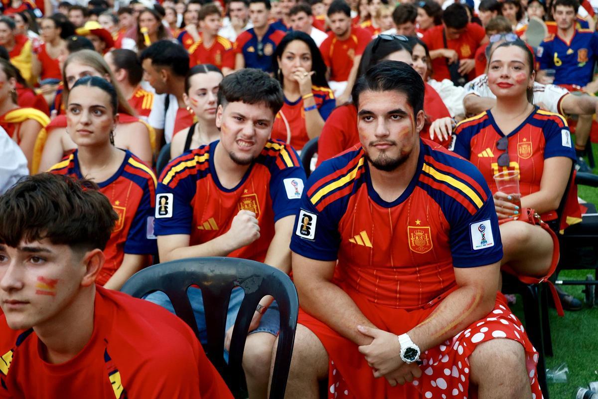 Las mejores imágenes de la afición española en la avenida Teniente Flomesta Las mejores imágenes de la afición española en la avenida Teniente Flomesta