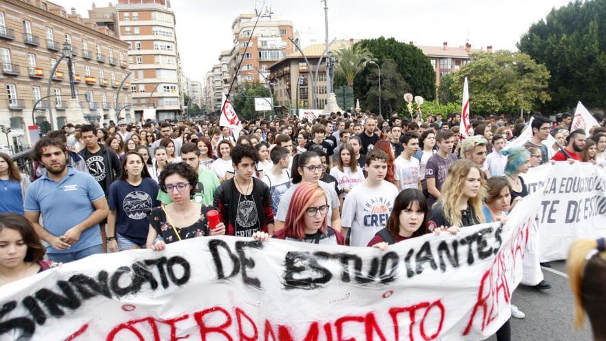 Decenas de estudiantes se manifiestan por el soterramiento