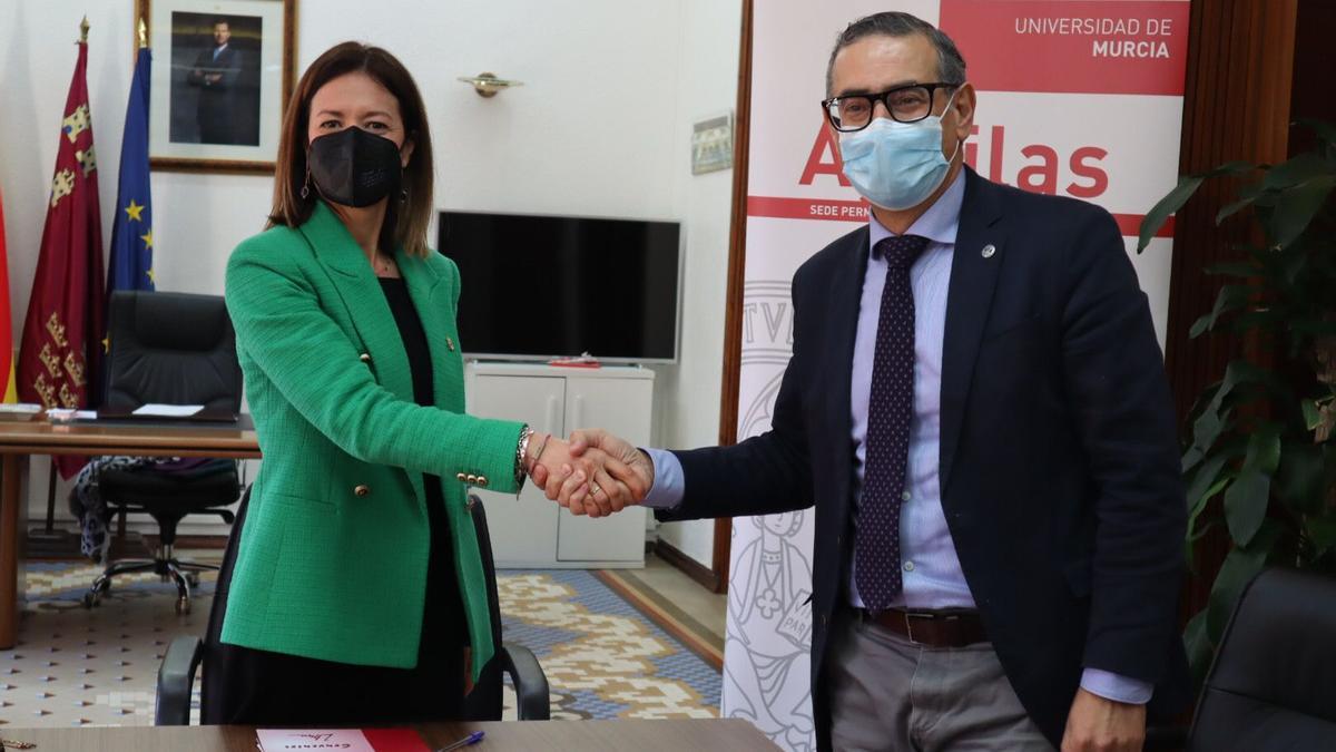 El rector, José Luján, y la alcaldesa, Mari Carmen Moreno, han firmado también esta mañana un convenio de voluntariado