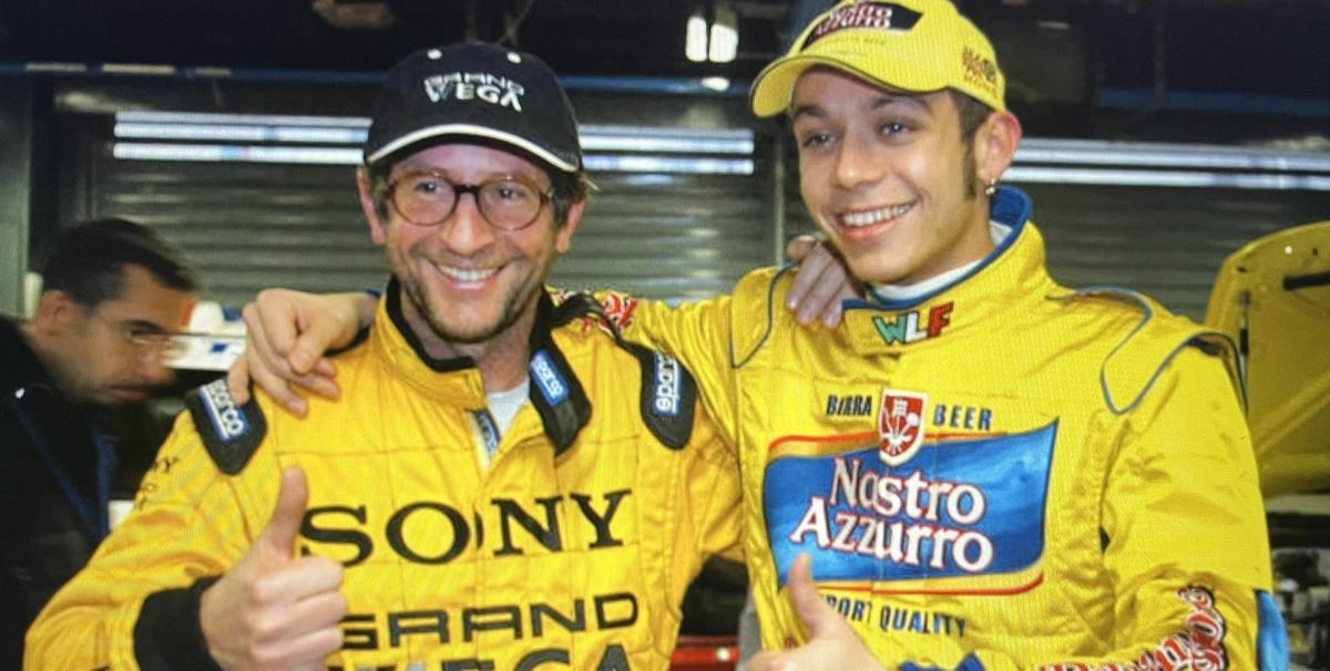 Graziano Rossi y su hijo Valentino bromean antes de compartir un coche en una carrera.