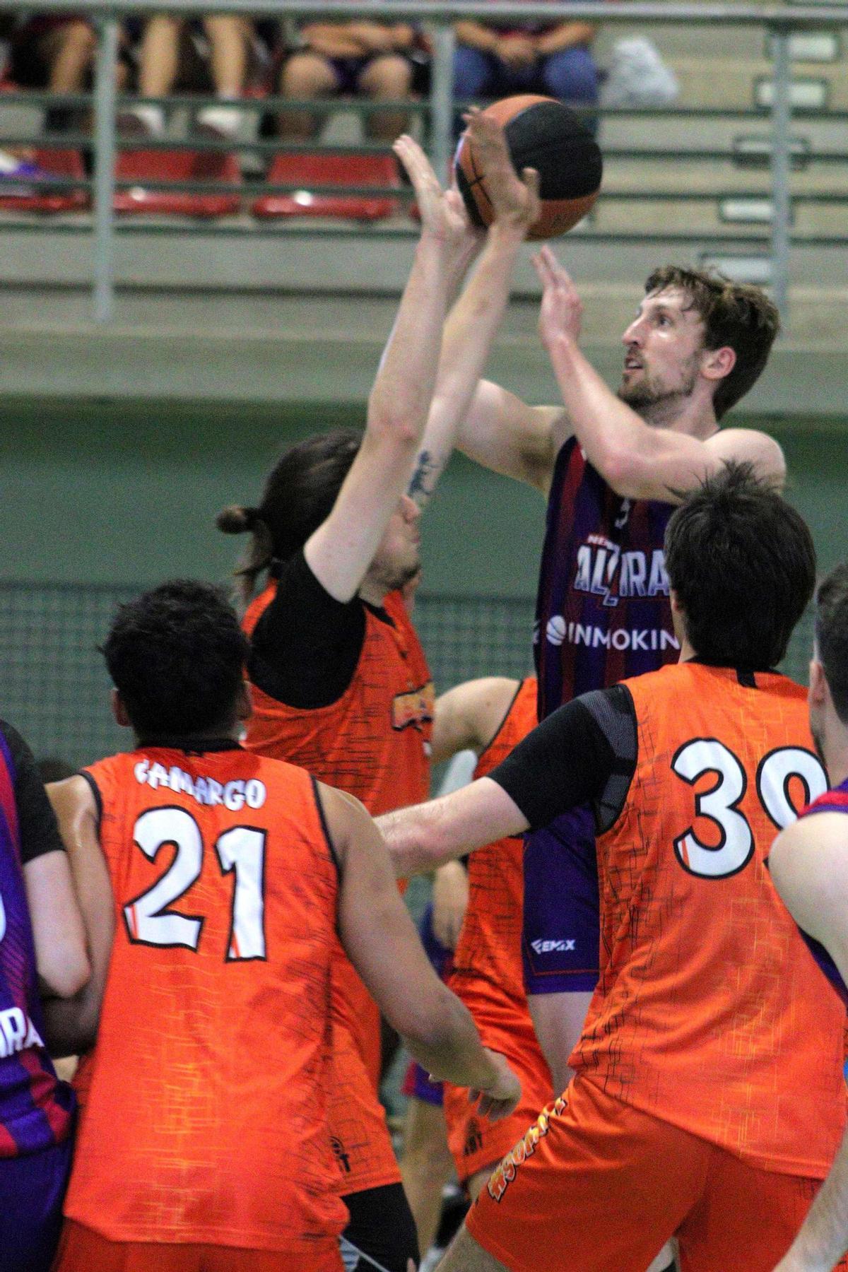 Un lance del partido disputado en el pabellón de Torrent.