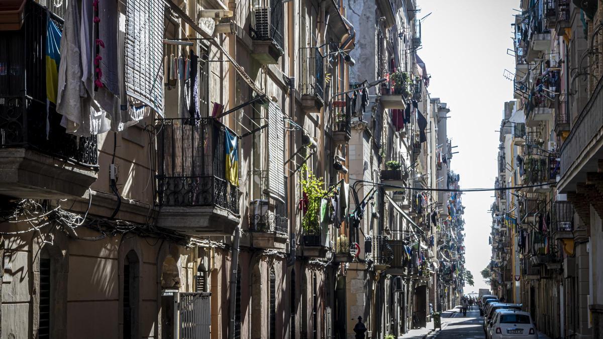 Viviendas en una calle del barrio de la Barceloneta, en Barcelona.