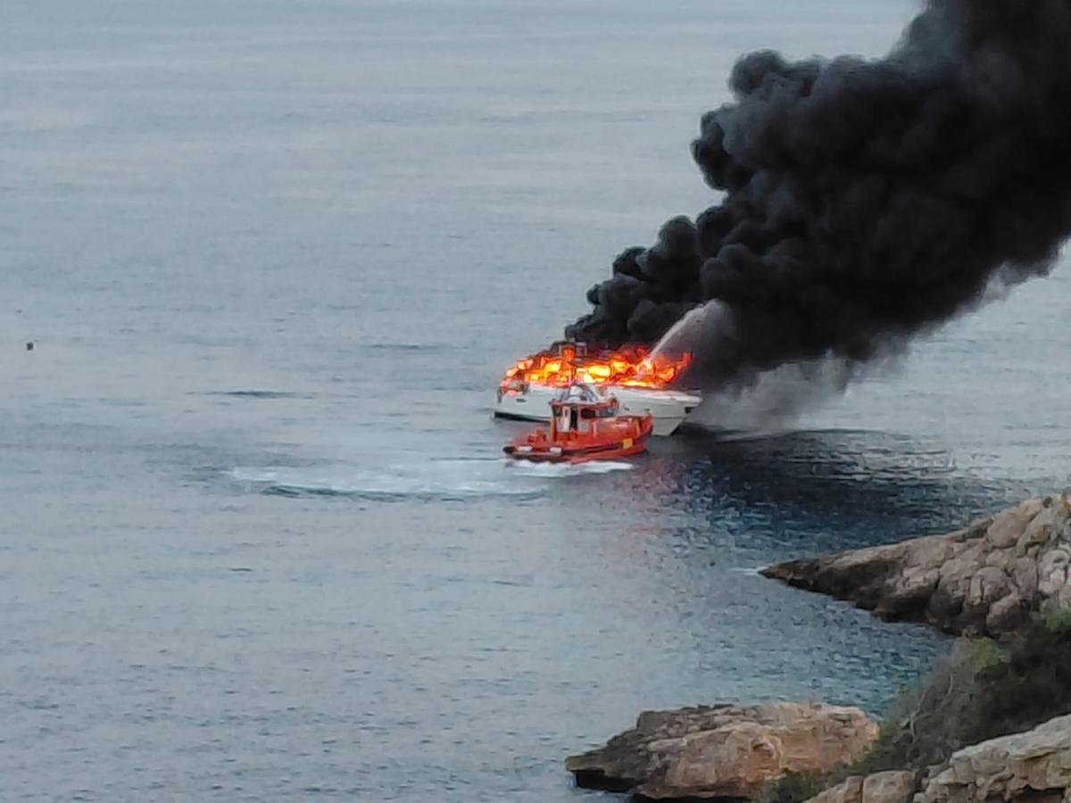 Incendio de una lancha cerca de s'Illa Negra en Ibiza