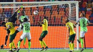 Jugada de ataque de de Nigeria sobre el área de Suráfrica, en los cuartos de final (2-1).