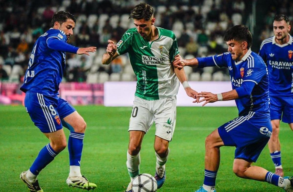 Toni Moya presiona a Requena junto a Aguirregabiria.