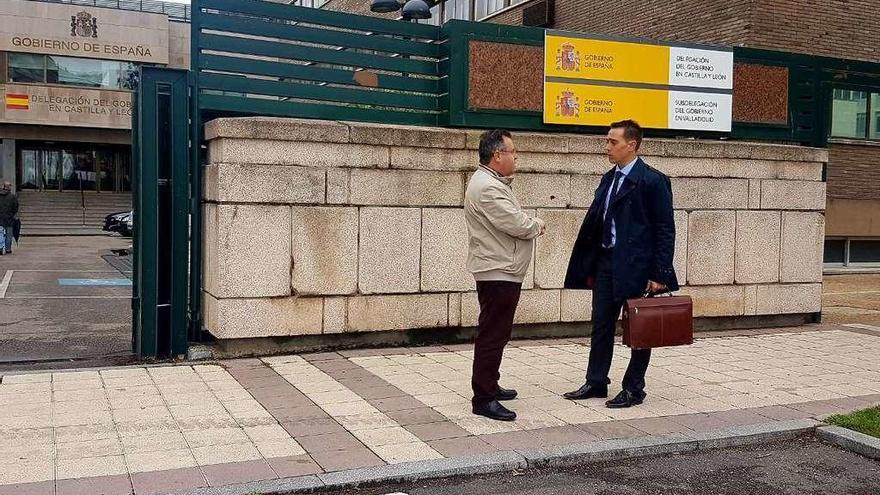 El procurador socialista José Ignacio Martín Benito (izquierda) y el alcalde antes de entrar a la Delegación.