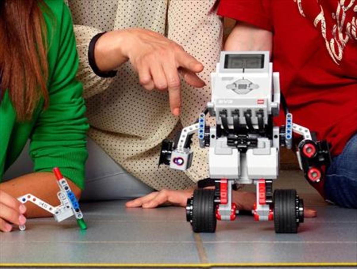 Unos niños participan en uno de los muchos talleres de robótica que se organizan en la ciudad.