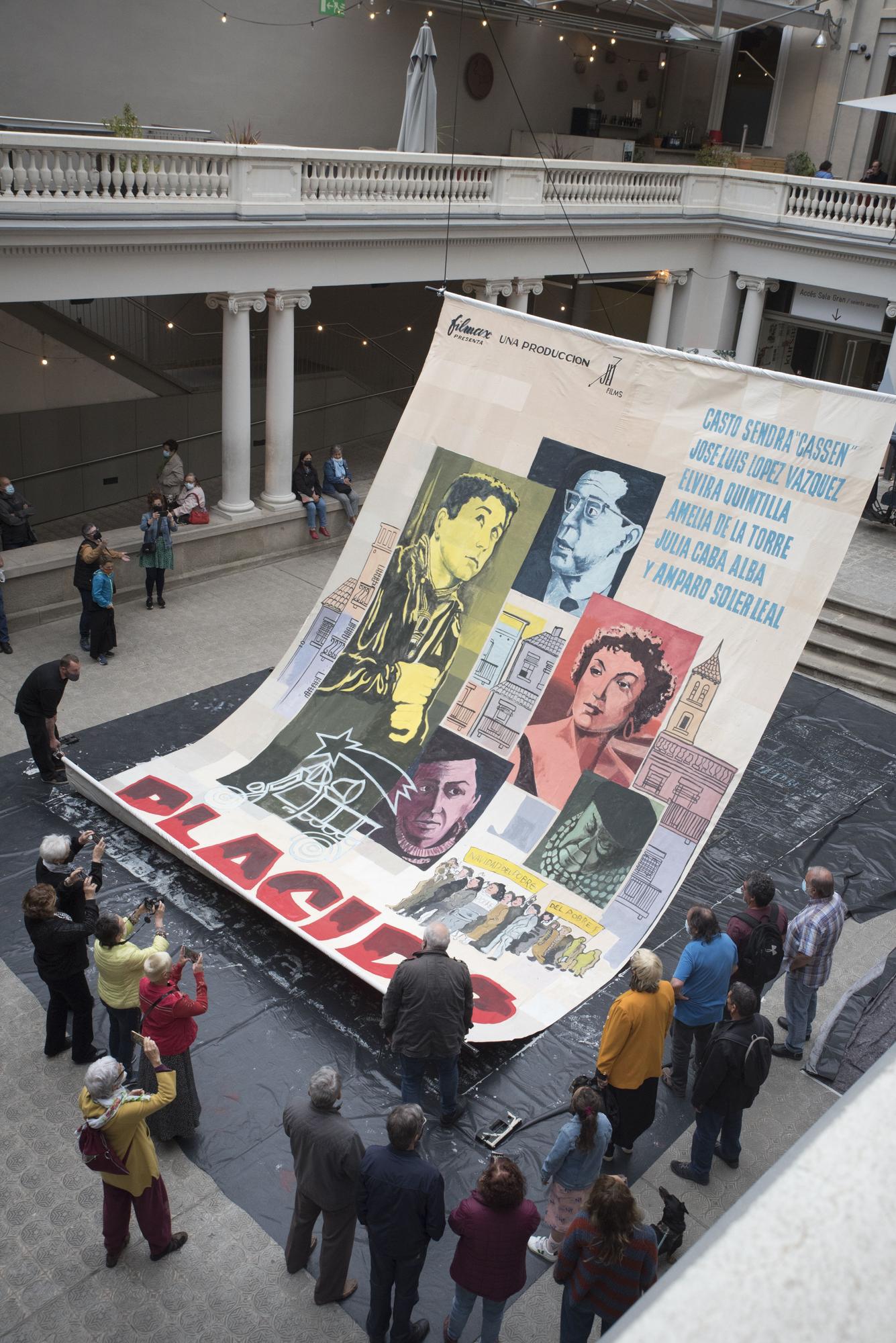 El pati del Kursaal s'omple de famílies en la pintada col·lectiva del mural gegant de «Plácido»