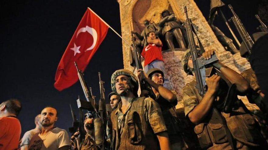 Turquía comienza una purga tras la sangrienta intentona golpista