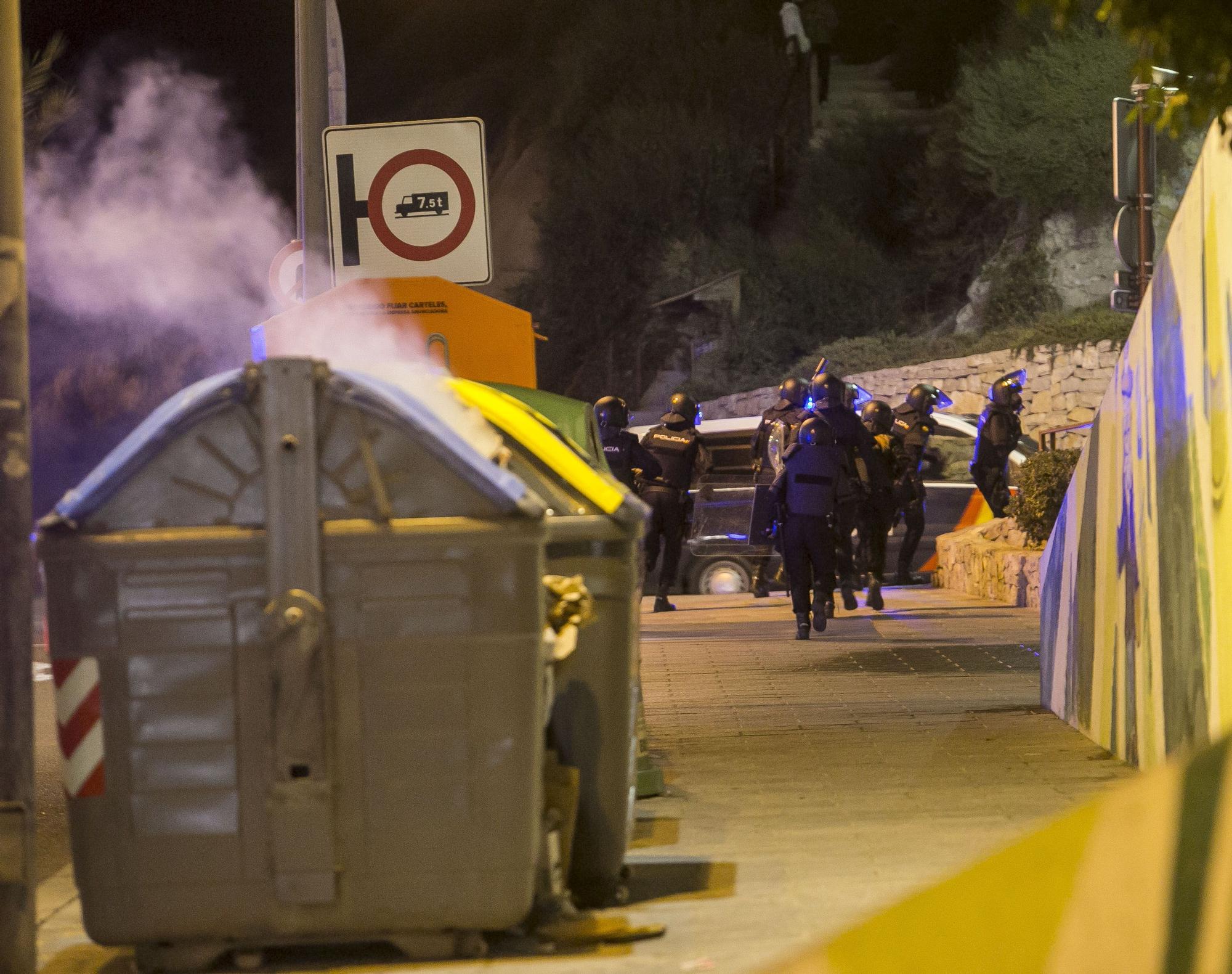 Un grupo de jóvenes negacionistas se enfrenta a la Policía Nacional en el centro de Alicante