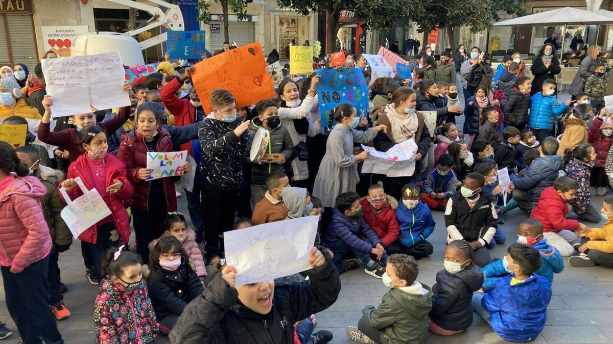 La protesta de la comunitat educativa de l’Anicet de Pagès, ahir al davant de l’Ajuntament de Figueres. | MAIRENA RIVAS