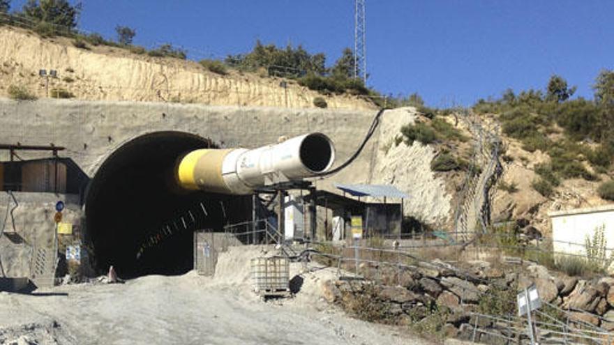 Una de las bocas del túnel de Requejo