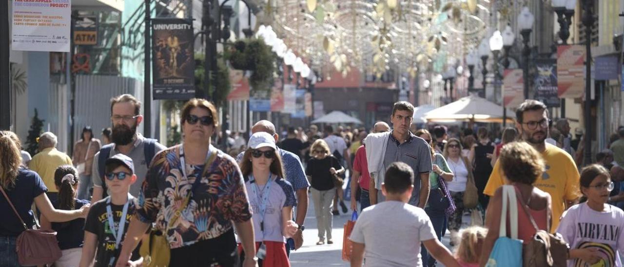 Varias familias pasean por la calle Triana, en la capital grancanaria.