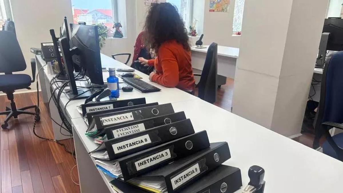 Carpetas con documentación de los distintos juzgados que manejan los funcionarios encargados de las notificaciones, desahucios y embargos en Vigo