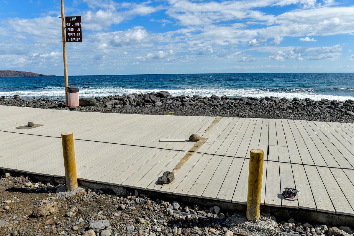 La obra del paseo marítimo de la zona sur impide la práctica de kitesurf por haberse prohibido durante los trabajos.