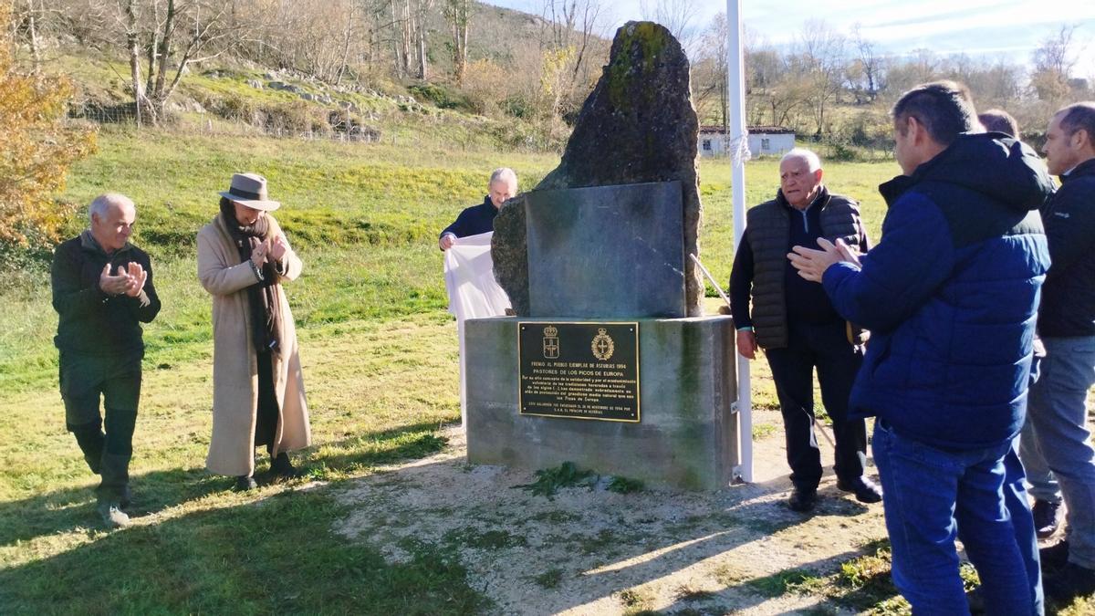 Acto de reposición dela placa del Premio Pueblo Ejemplar a los pastores de los Picos de Europa en Onís