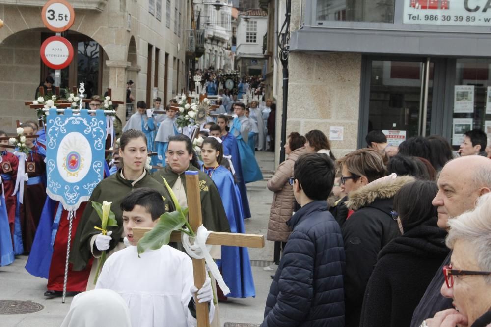 El momento más emotivo es el cambio del manto negro de la Virgen al blanco