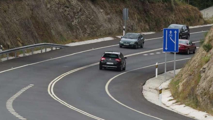 Varios vehículos, circulando por un tramo de la variante de Marín.