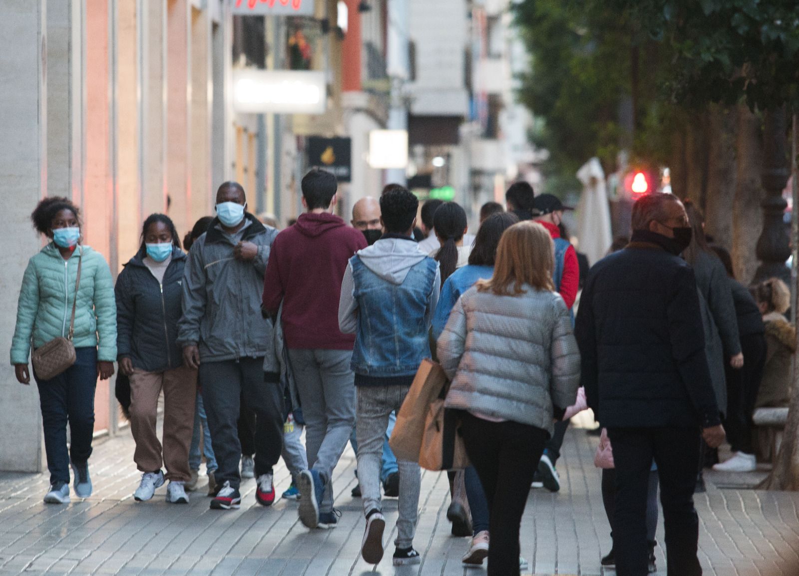 Las rebajas abarrotan la calle Colón