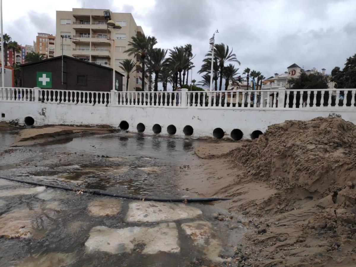 Las precipitaciones inundan la playa de Los Locos