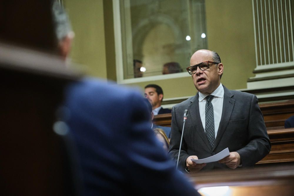 Torres, ante el pleno del Parlamento