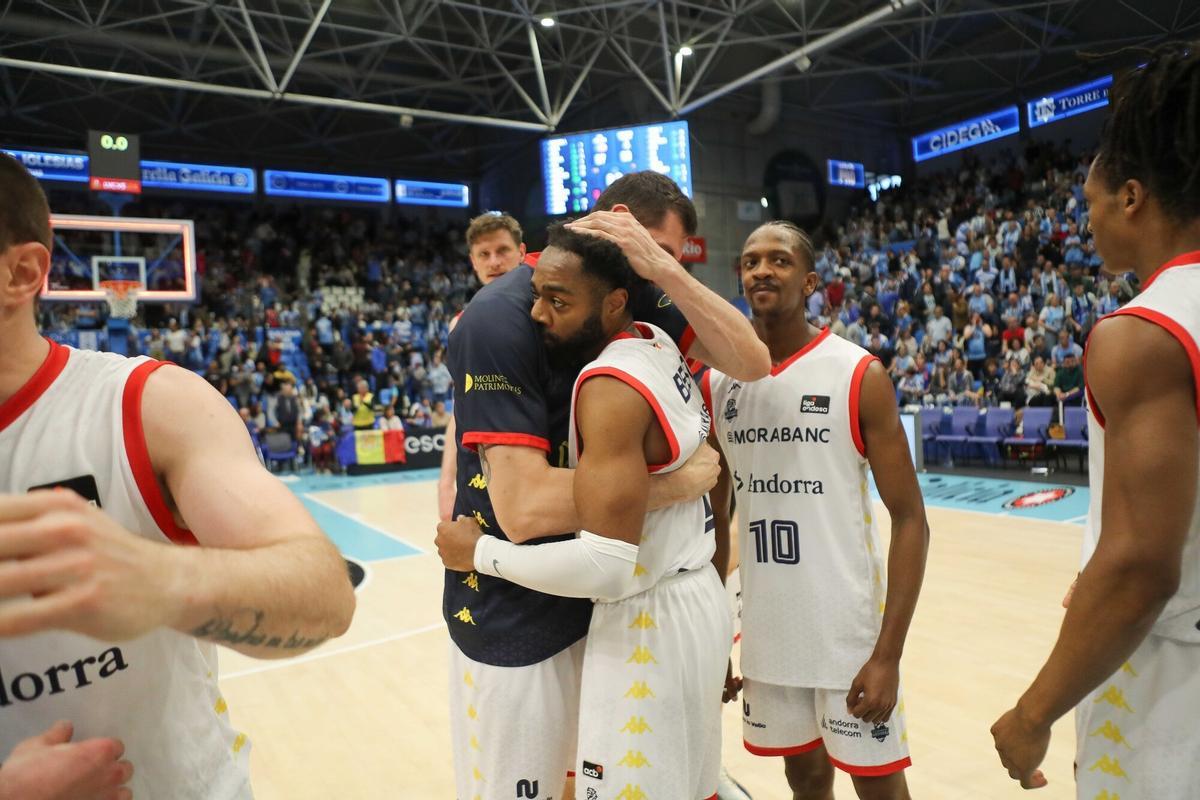Els companys abracen Aaron Best després que aquest hagi anotat un triple salvador