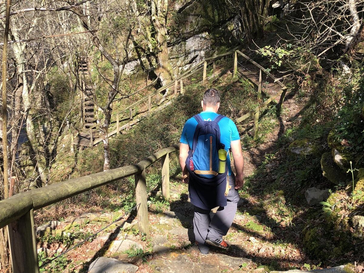 Un senderista recorre la ruta en una imagen de archivo.