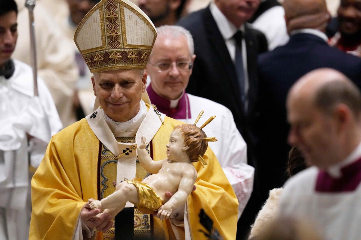 Pope Leo XIV holds the statue of Baby Jesus during the Christmas Eve Mass in St. Peter's Basilica at The Vatican, Wednesday, Dec.24, 2025. (AP Photo/Gregorio Borgia) Associate Press/ LaPresse Only Italy and Spain. EDITORIAL USE ONLY ITALY AND SPAIN
