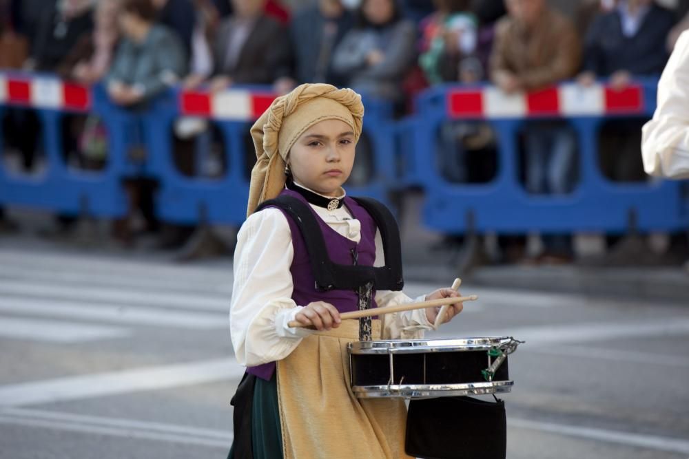 Ambiente en la calle durante la entrada a los premios y concentración antimonarquía