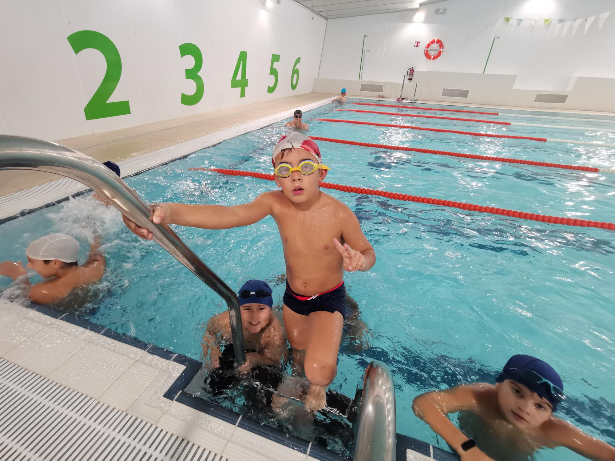 Inicio de los cursos de natación en la piscina de As Lagoas, en Bueu