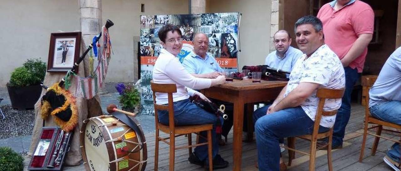 En la mesa, María Teresa Menéndez, David Álvarez, Amador Menéndez y José Manuel Mesa, durante la celebración de los 50 años de la banda, en julio de 2018, en Cangas del Narcea.