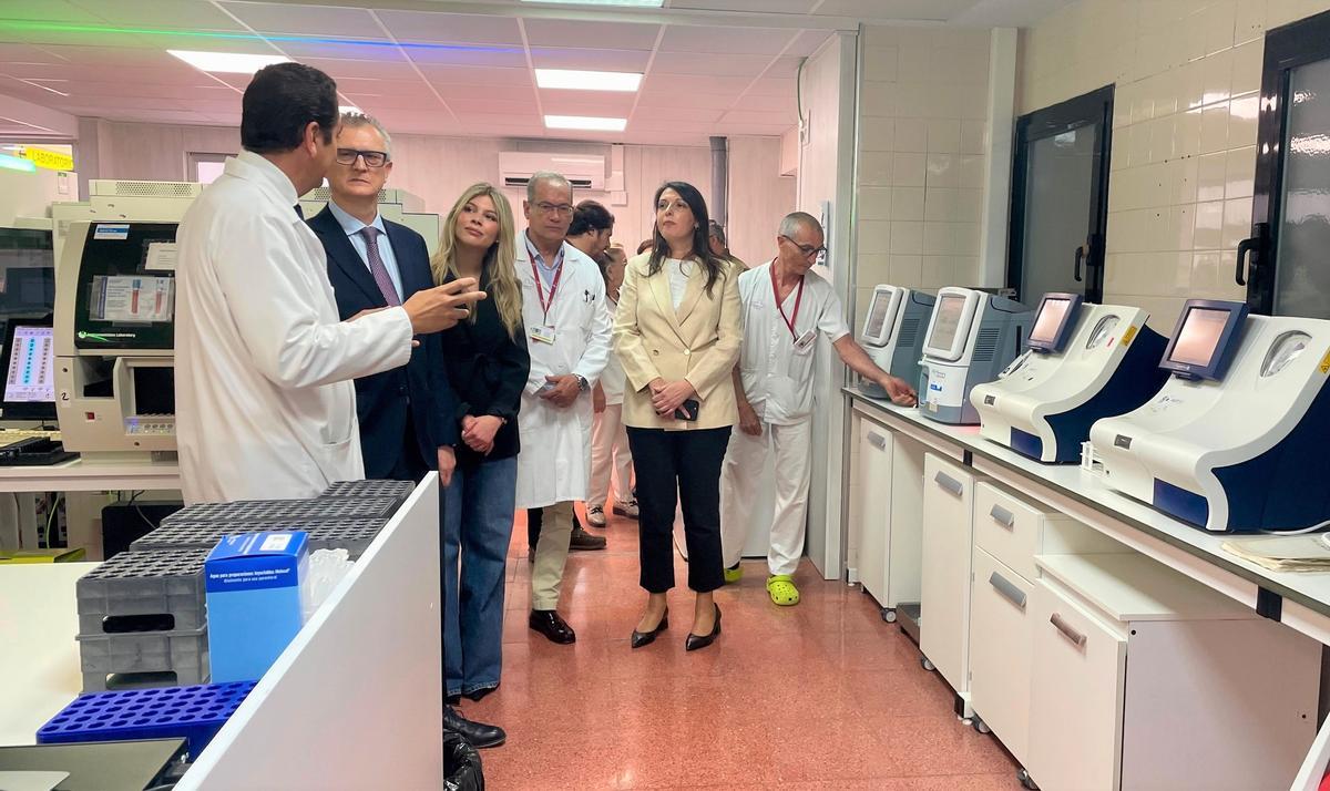 Pedreño durante su visita al laboratorio del Rafael Méndez.