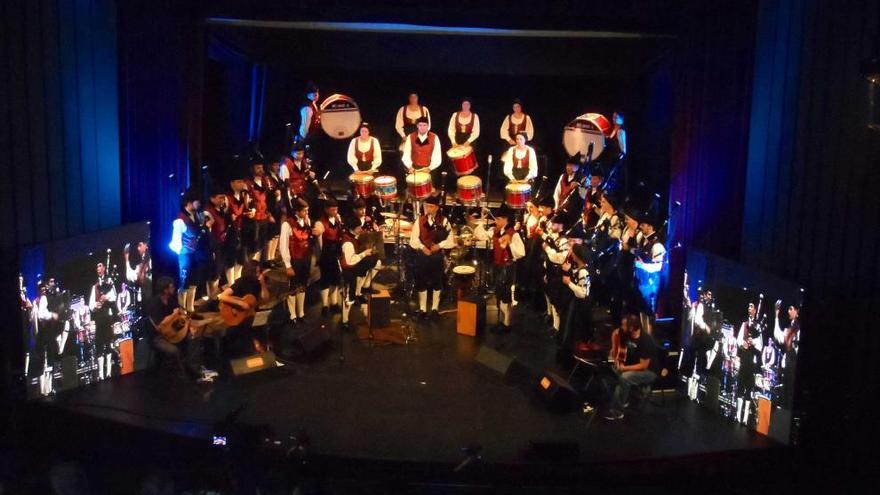 La Banda Gaites Candás maravilla en el Prendes con su disco &quot;Güei&quot;