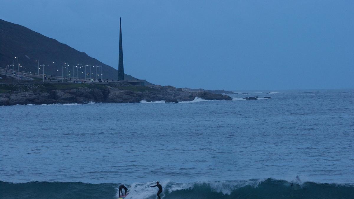 Dos surfistas en Riazor.